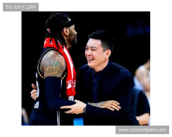 辽篮训练师社媒晒照为莫兰德庆生，篮球兄弟情暖赛场见证生日祝福