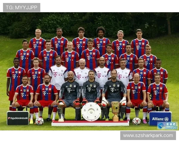 莱万多夫斯基晒全家福送圣诞祝福绿茵巨星传递温暖与和平足球