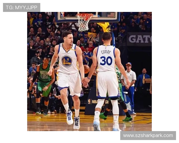 单挑对决库里强突汤普森杀入禁区上篮得手砍下18分引爆全场气氛燃