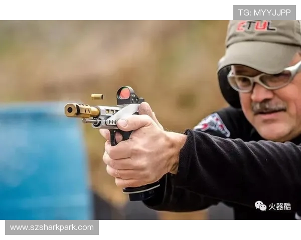 盛李豪扣动扳机瞬间特写